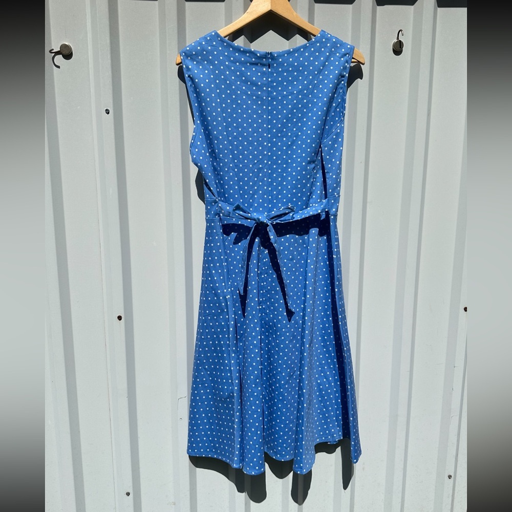 Sleeveless flare dress - Picture 4 of 9